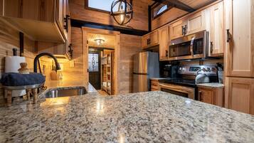 Kjøleskap, mikrobølgeovn, ovn og kokeplater