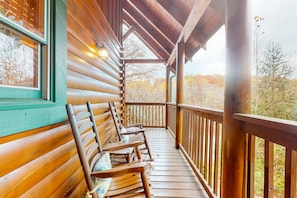 Property grounds - Dog Friendly Cabin, Sleeps 6, Hot Tub, 3Min Parkway (Pigeon Forge)