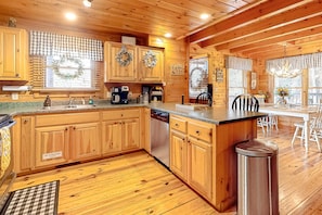 Fridge, microwave, oven, stovetop - Dog Friendly Cabin, Sleeps 6, Hot Tub, 3Min Parkway (Pigeon Forge)