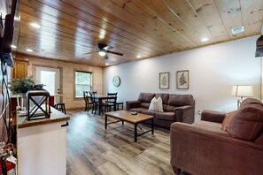 TV, DVD player, offices - Sparkling Getaway, for 8・Hot Tub・Grill・Deck・Pool (Pigeon Forge)