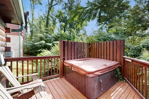 Terrace/patio - Sparkling Getaway, for 8・Hot Tub・Grill・Deck・Pool (Pigeon Forge)