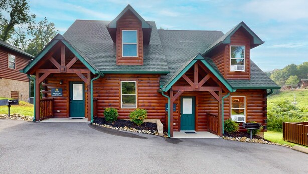 A log cabin with a steeply pitched roof, dormer windows, and a front porch. - 2 Mi to DT PIgeon Forge・Serene Stay・Hot Tub・Grill (Pigeon Forge)
