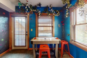 Games room - Luxe Cabin, Sleeps 12・Indoor Pool・Hot Tub・Games (Sevierville)