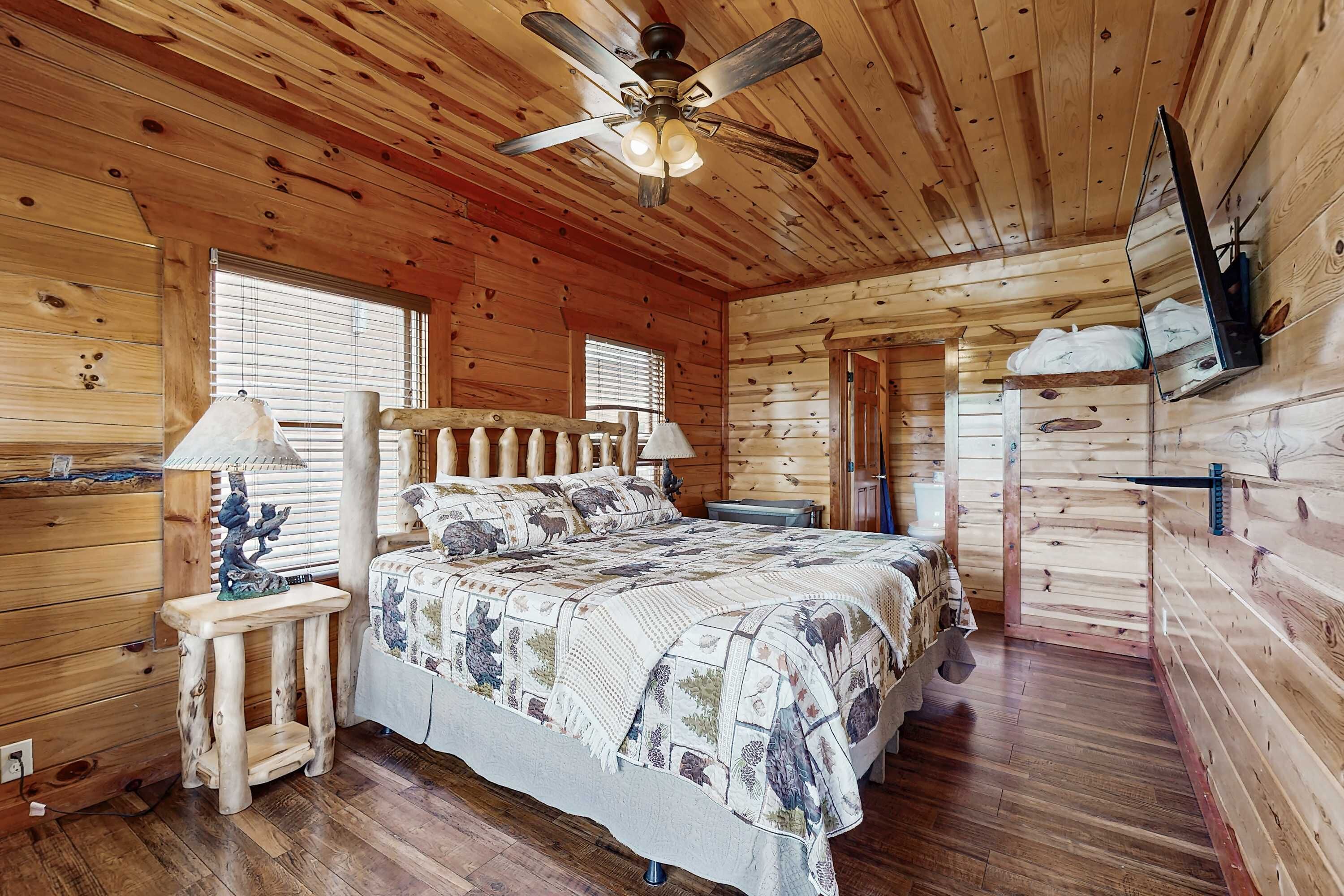 Relax in this charming log room with nature-inspired decor and modern comforts!