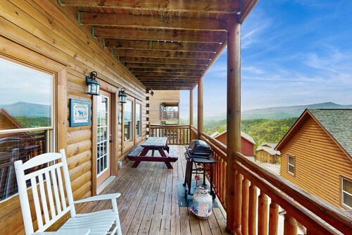 Luxe Cabin, Sleeps 12・Indoor Pool・Hot Tub・Games