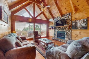 TV, fireplace, DVD player, table football - Homey Cabin, Sleeps 14・Hot Tub・Views・Near Golf Ski (Sevierville)