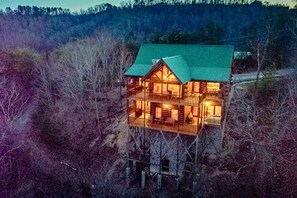 Exterior - Homey Cabin, Sleeps 14・Hot Tub・Views・Near Golf Ski (Sevierville)