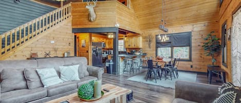 Televisión, chimenea y oficina