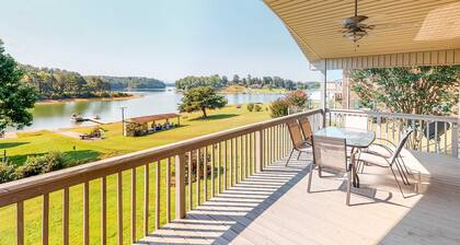 Douglas Lakefront Cabin・Deck・Hot Tub・Pool Table