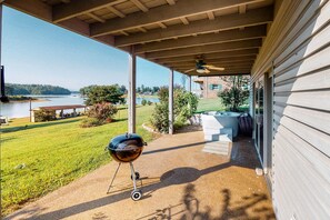 Terrace/patio - Douglas Lakefront Cabin・Deck・Hot Tub・Pool Table (Dandridge)