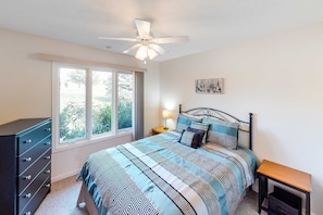 3 bedrooms, desk, iron/ironing board, WiFi - Douglas Lakefront Cabin・Deck・Hot Tub・Pool Table (Dandridge)
