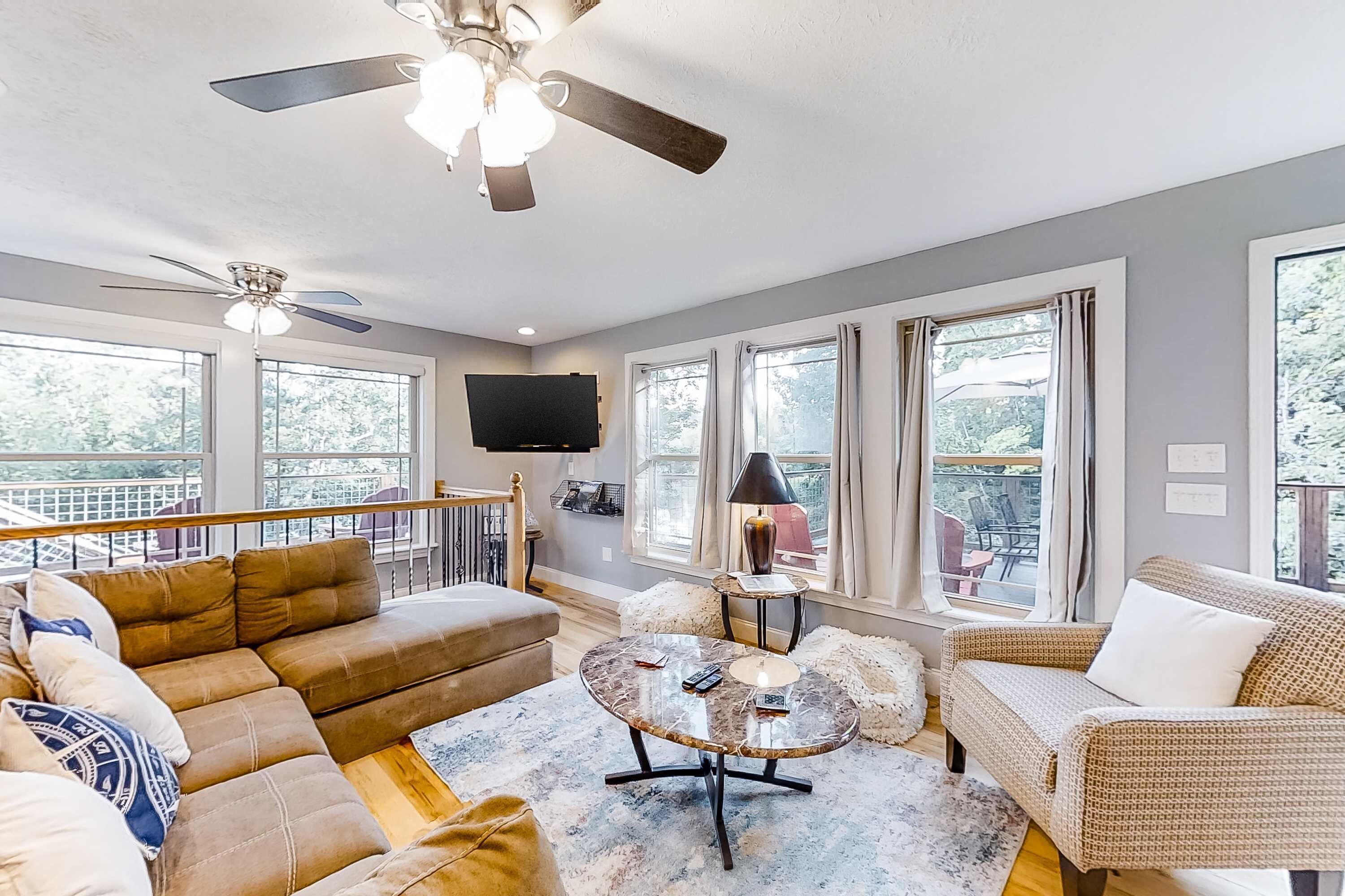 Een televisie, videogames en een kantoor