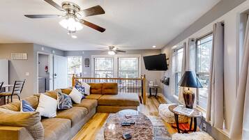 Een televisie, videogames en een kantoor