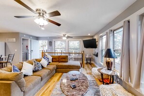 Een televisie, videogames en een kantoor