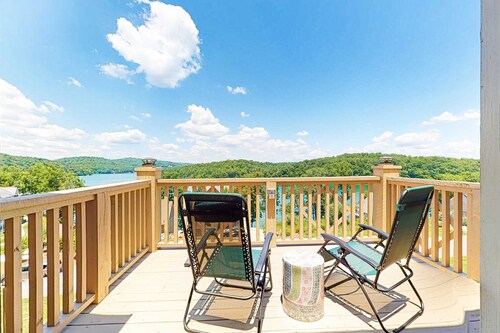 Lakefront Retreat, Sleeps 6・Fireplace・Boat Slip