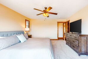 3 bedrooms, iron/ironing board, WiFi, bed sheets