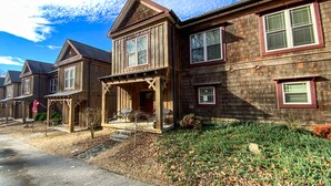 A row of wooden houses with a porch and a flag. - Spacious Norris Lake Retreat・View・Deck・BBQ Grill (Andersonville)