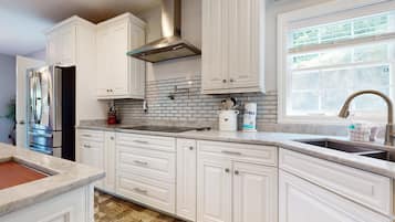 冰箱、微波炉、烤箱、炉灶