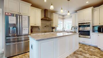 Geladeira, micro-ondas, fogão, cooktop