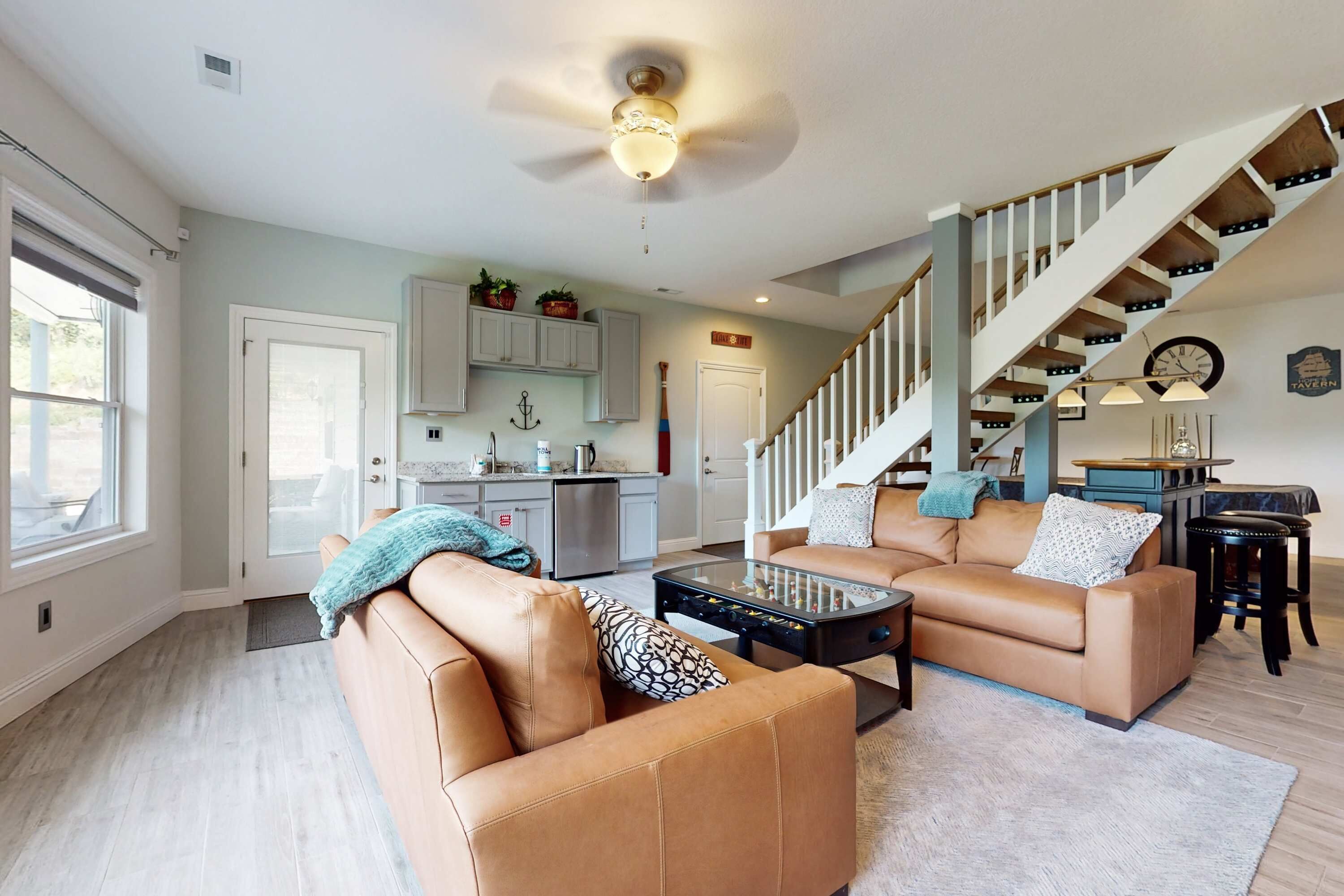 电视、壁炉、电子游戏、DVD 播放器