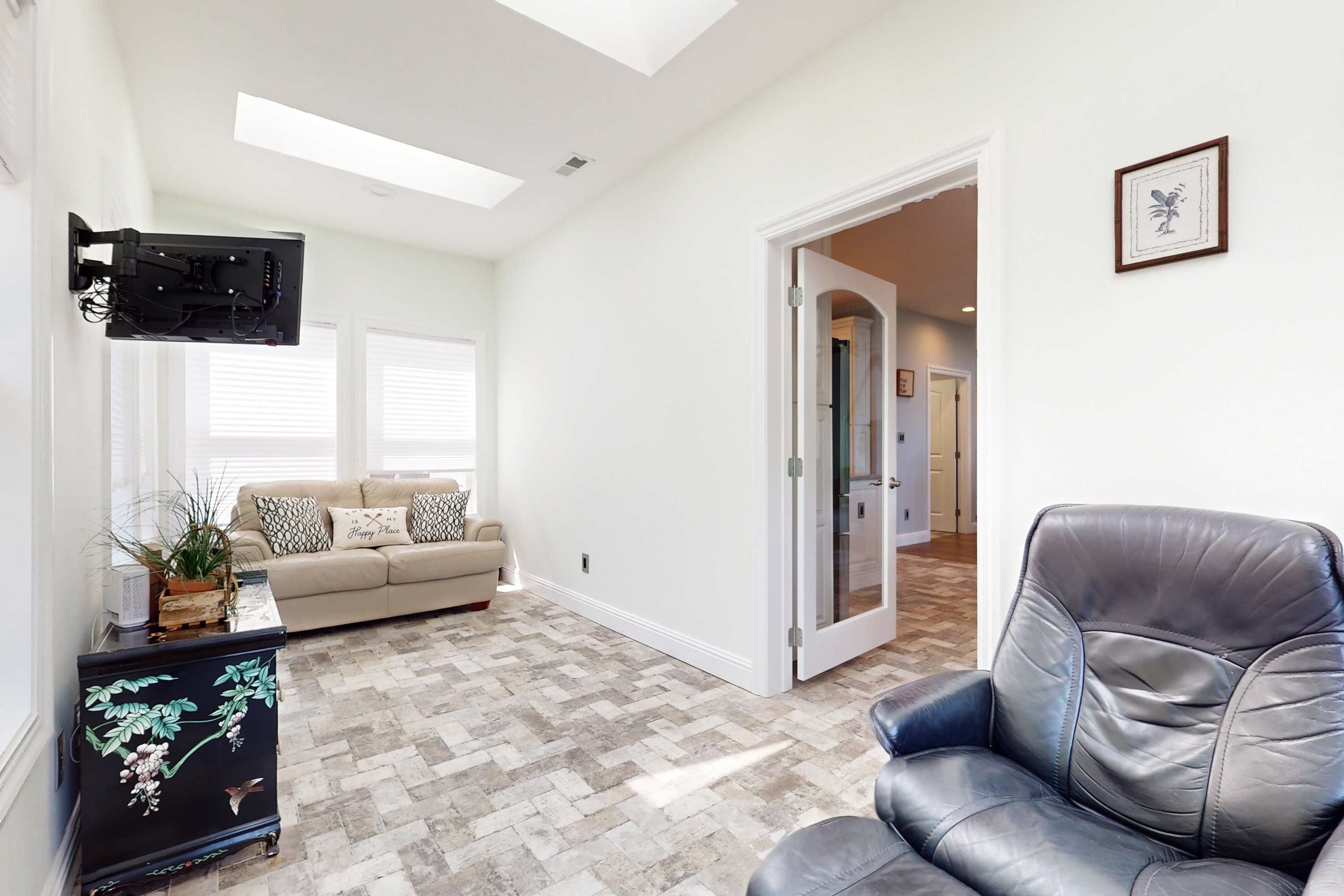 电视、壁炉、电子游戏、DVD 播放器