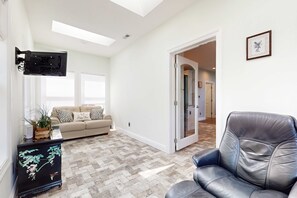 تلفزيون، مدفأة، ألعاب فيديو، مشغل دي في دي