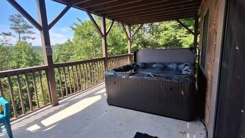 Banyera d'hidromassatge a l'aire lliure