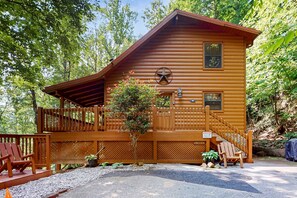 Exterior - Tennessee Breeze, Sleeps 11, Hot Tub, Deck, Pool Table (Pigeon Forge)