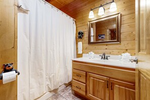 Shower, hair dryer, towels, shampoo - Tennessee Breeze, Sleeps 11, Hot Tub, Deck, Pool Table (Pigeon Forge)