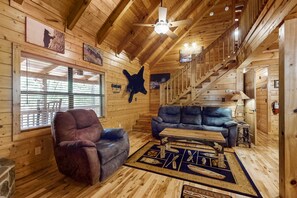 TV, fireplace, video games, offices - Tennessee Breeze, Sleeps 11, Hot Tub, Deck, Pool Table (Pigeon Forge)