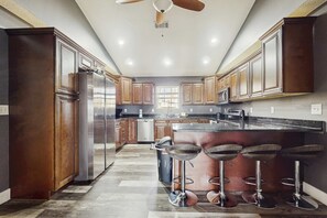 Fridge, microwave, oven, stovetop - Peaceful Family Friendly Home, Sleeps 12・Games (Kodak)