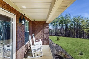 Terrace/patio - Peaceful Family Friendly Home, Sleeps 12・Games (Kodak)