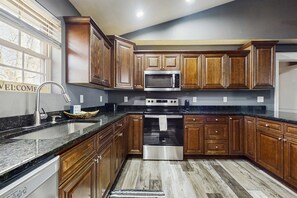 Fridge, microwave, oven, stovetop - Peaceful Family Friendly Home, Sleeps 12・Games (Kodak)