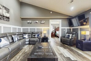 TV, video games, foosball, offices - Peaceful Family Friendly Home, Sleeps 12・Games (Kodak)