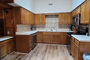 Coffee/tea maker, fridge, microwave, oven - Spacious Cabin, Sleep 10, Hot Tub, Shared Pool, Games (Gatlinburg)
