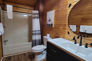 Shower, hair dryer, towels, shampoo - Spacious Cabin, Sleep 10, Hot Tub, Shared Pool, Games (Gatlinburg)