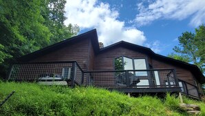 A wooden cabin with a large deck and a fenced area. - 13.7 Mi to DT  Gatlinburg・Spacious Cabin・Hot Tub (Gatlinburg)
