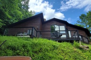 Exterior - Spacious Cabin, Sleep 10, Hot Tub, Shared Pool, Games (Gatlinburg)