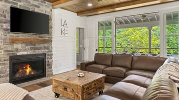 Televisio, takka, työhuone