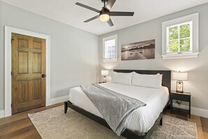 Fer et planche à repasser, lit de bébé portatif, Wi-Fi, literie fournie