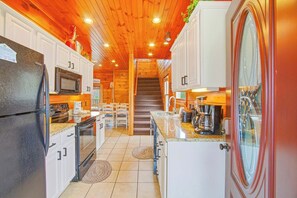 Fridge, microwave, oven, stovetop - Spacious Mtn Cabin, Sleeps 12, Hot Tub, Game Room (Gatlinburg)