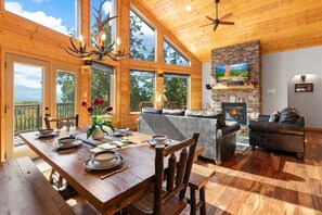 TV, fireplace, video games, offices - Spacious Mtn View Home, Sleeps 10・Hot tub・Grill (Gatlinburg)