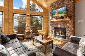 TV, fireplace, video games, offices - Spacious Mtn View Home, Sleeps 10・Hot tub・Grill (Gatlinburg)