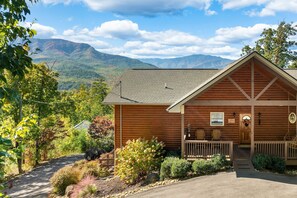 Exterior - Spacious Mtn View Home, Sleeps 10・Hot tub・Grill (Gatlinburg)