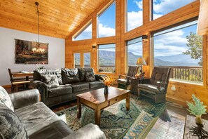 TV, fireplace, video games, offices - Spacious Mtn View Home, Sleeps 10・Hot tub・Grill (Gatlinburg)