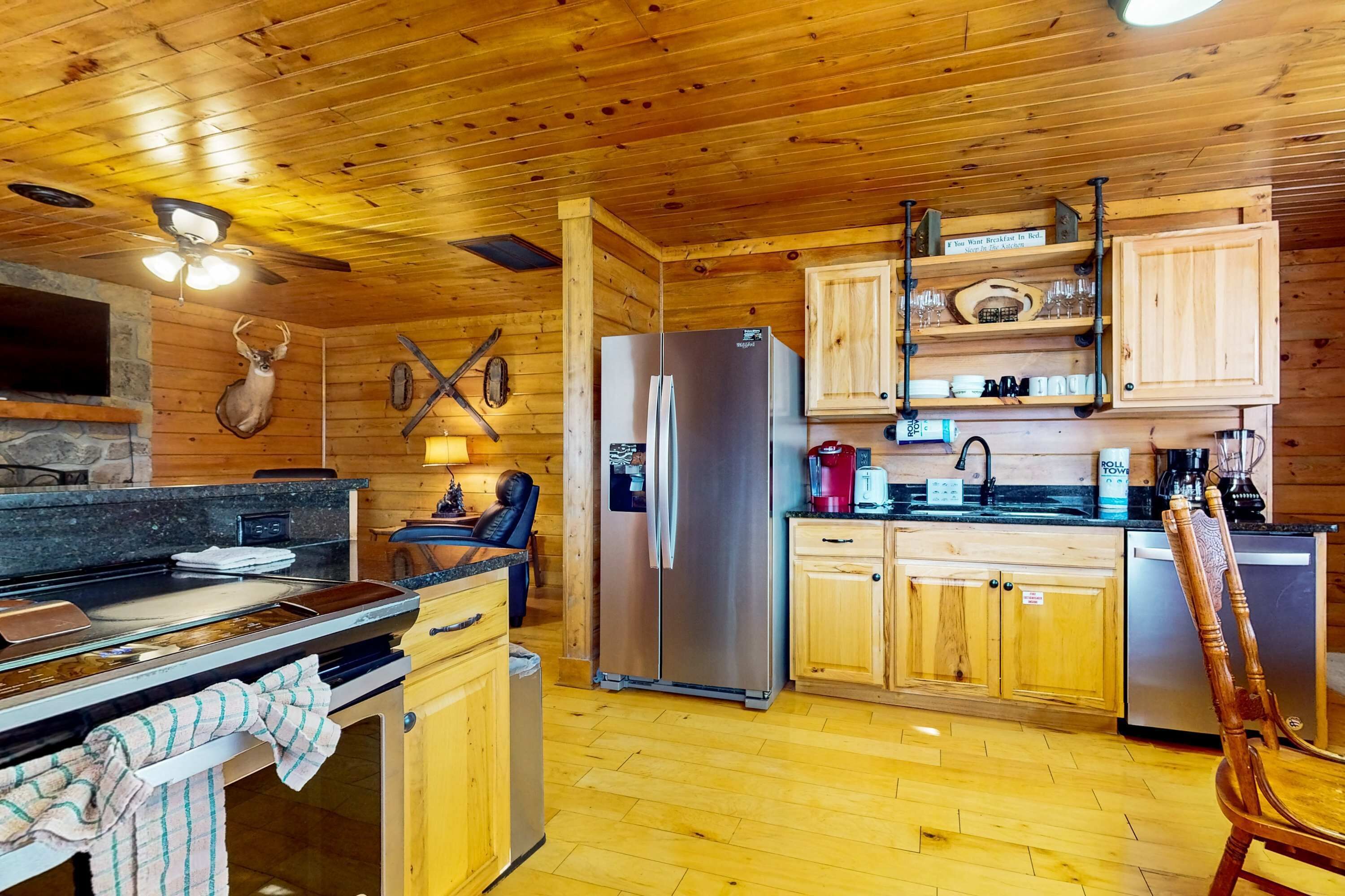 Kylskåp, mikrovågsugn, ugn och spishäll