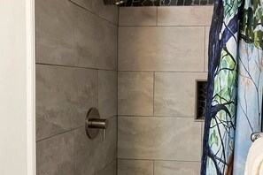 Shower, hair dryer, towels, shampoo - Near Downtown Serene Mtn View・Fireplace・Hot Tub (Gatlinburg)