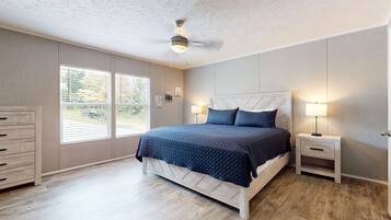 Een strijkplank/strijkijzer, wifi, beddengoed