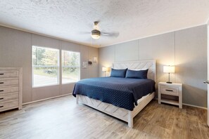 Een strijkplank/strijkijzer, wifi, beddengoed