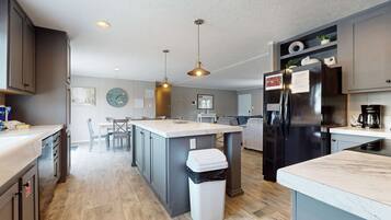 Een koelkast, een magnetron, een oven, een kookplaat